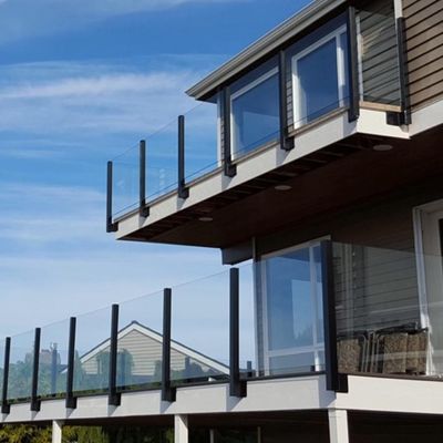 Barrière de verre sans cadre intérieure Escaliers incurvés 10 mm 12 mm Épaisseur de verre durci Panneaux de balcon de verre sans cadre Balustrade de verre pour terrasses