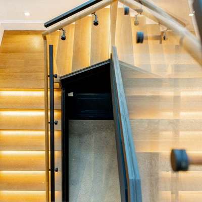 Garde-corps en verre pour escalier avec profilé en U en aluminium thermolaqué et accessoires de main courante