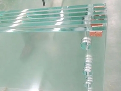 Forage des trous sur le panneau de verre